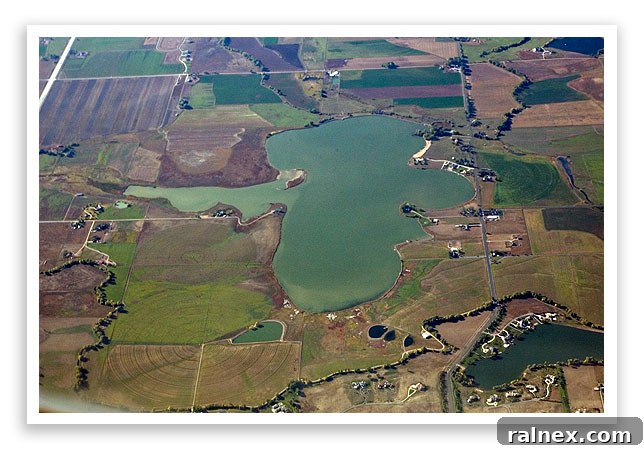 fly12 fly12 - Elephant-shaped pond or lake from above